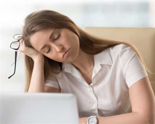 包代生孩子,试管婴儿移植后45天有少量鲜血流出，分泌物偏黑正常吗？